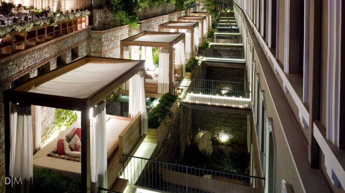 هتل رویایی در استانبول و کلبه هایی که با یک پل به اتاق شما وصل می شوند