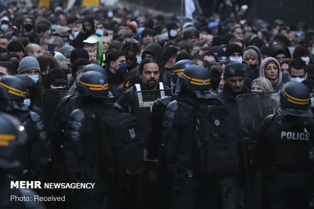 تظاهرات پلیس فرانسه در پی عقبگرد ماکرون از لایحه جنجالی