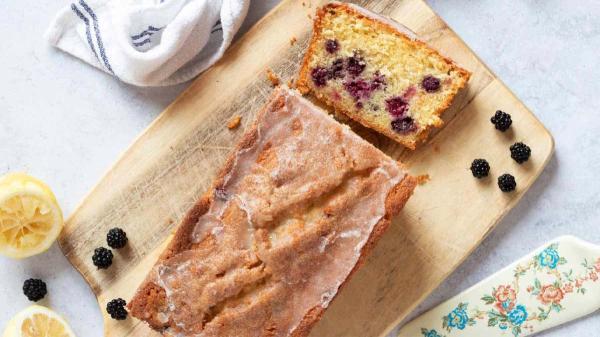 طرز تهیه کیک شاه توت؛ کیکی لطیف با طعمی ترش و شیرین طرز تهیه کیک شاه توت؛ کیکی لطیف با طعمی ترش و شیرین