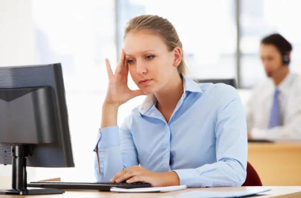 یک ورزش هوشمندانه سودمند پا برای کارمندان پشت میزنشین